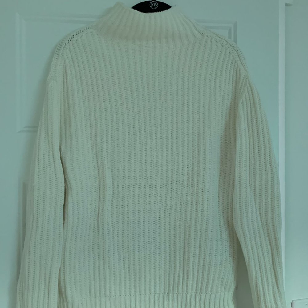 White gap mock neck sweater, size xs
